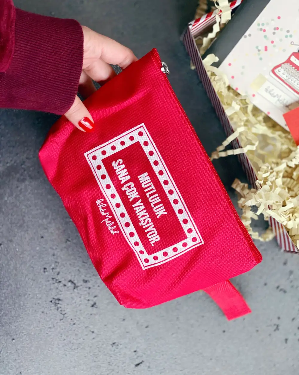 Kırmızı Mutluluk Sana Çok Yakışıyor Fermuarlı Çanta