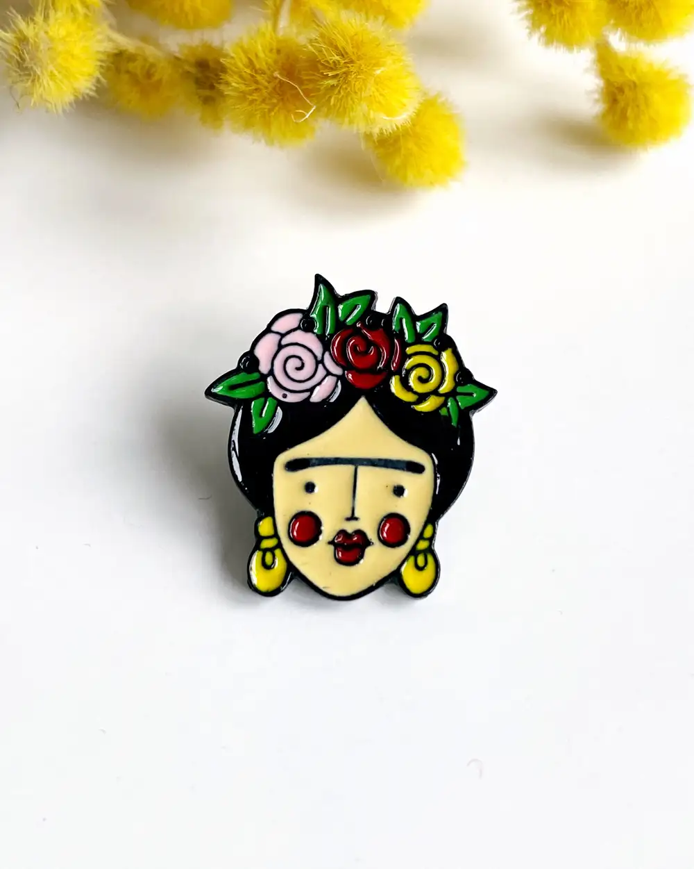 Sarı Küpeli Frida Rozet