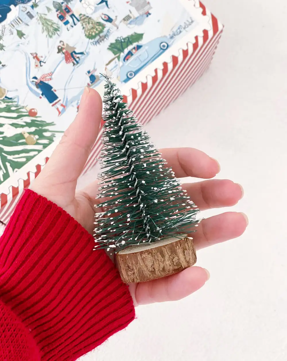 Minyatür Karlı Yılbaşı Çam Ağacı (10cm)