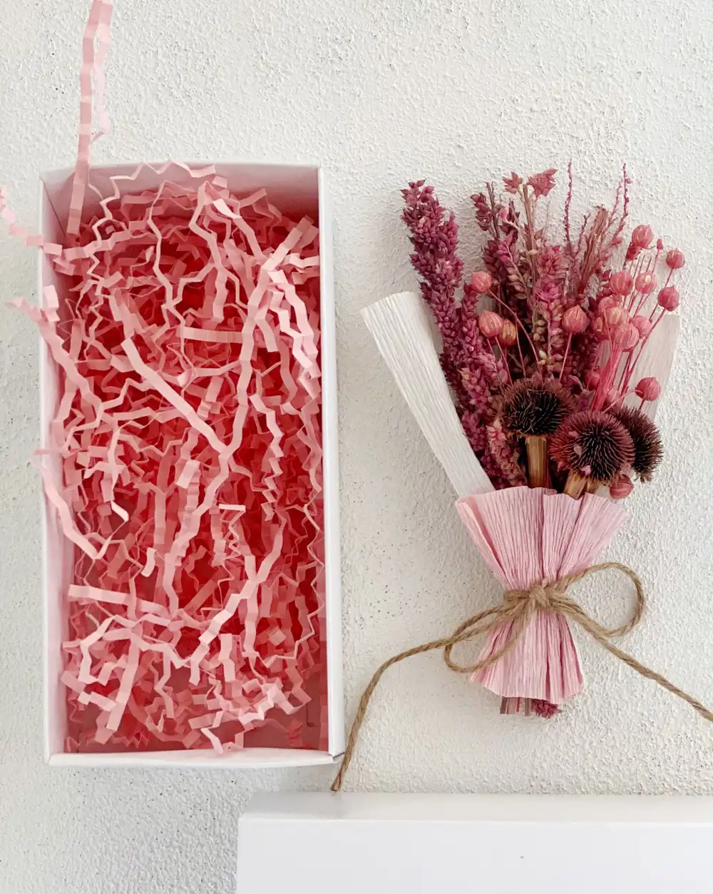 Çekmeceli Kutuda Pembe Çiçek Buketi ve Murano Cam Kırmızı Kalp Kolye Hediye Seti