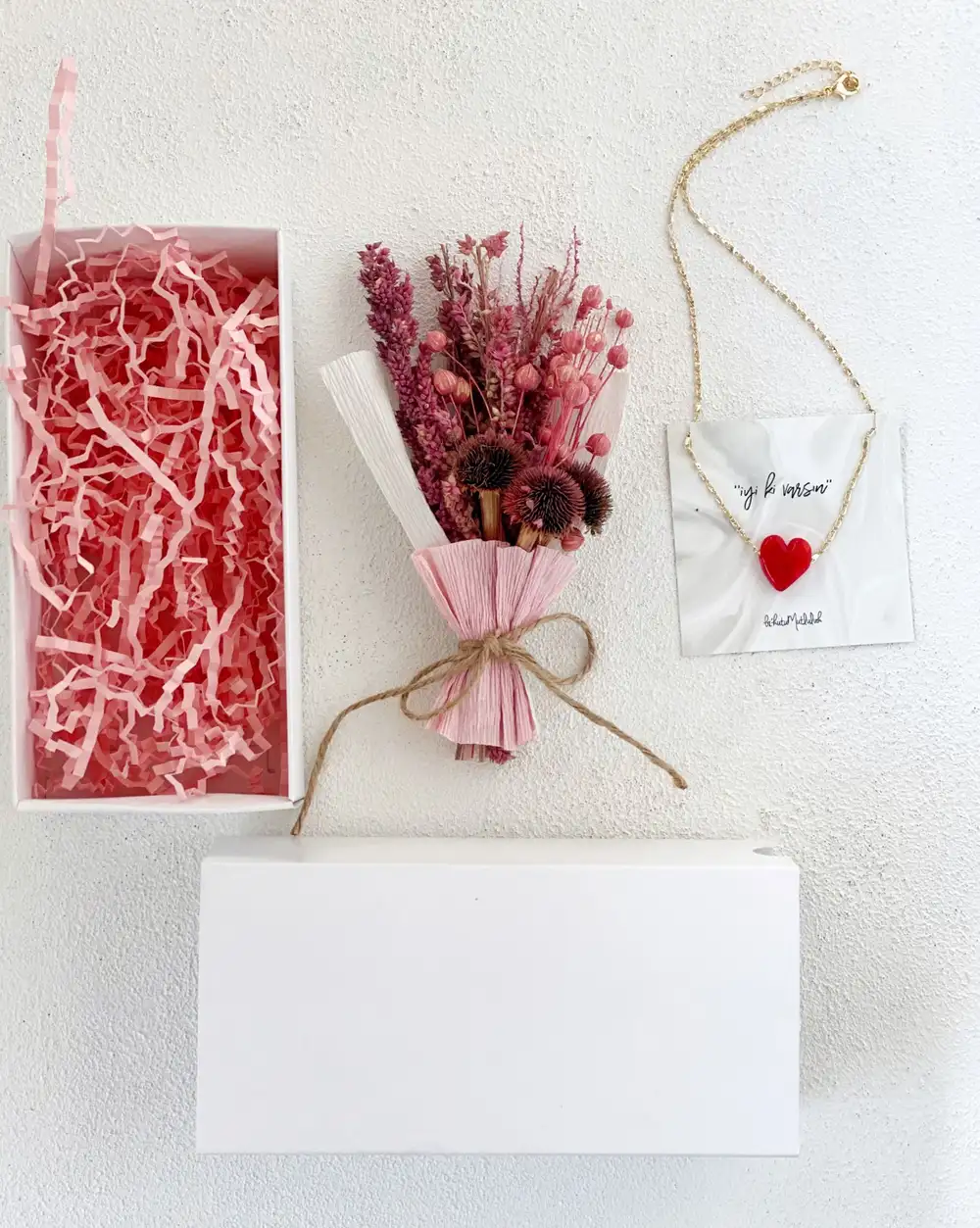 Çekmeceli Kutuda Pembe Çiçek Buketi ve Murano Cam Kırmızı Kalp Kolye Hediye Seti