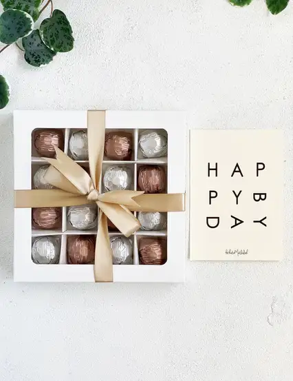 Beyaz Happy Birthday Motto Kartı ve Gold Kudeleli Kristal Melodi Çikolata Hediye Kutusu (Kapaklı)