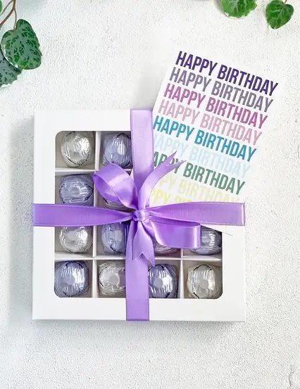 Pastel Happy Birthday Motto Kartı ve Lila Kurdeleli Kristal Melodi Çikolata Hediye Kutusu (Kapaklı)