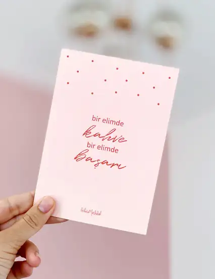 Bir Elimde Kahve Bir Elimde Başarı Motto Kartı Kartpostal