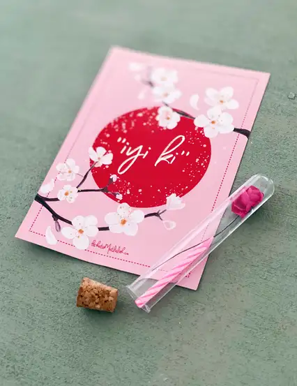 İyi Ki Pembe Çiçekli Mumlu Dilek Şişesi