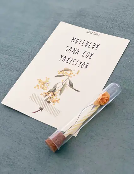 Mimoza Çiçeği Mutluluk Sana Çok Yakışıyor Mumlu Dilek Şişesi