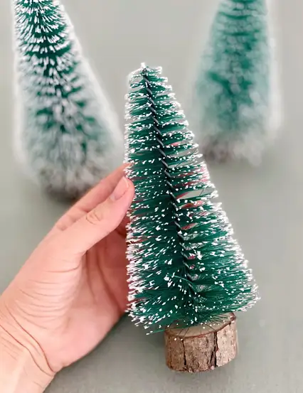 Dekoratif Karlı Yılbaşı Mini Çam Ağacı (20cm)
