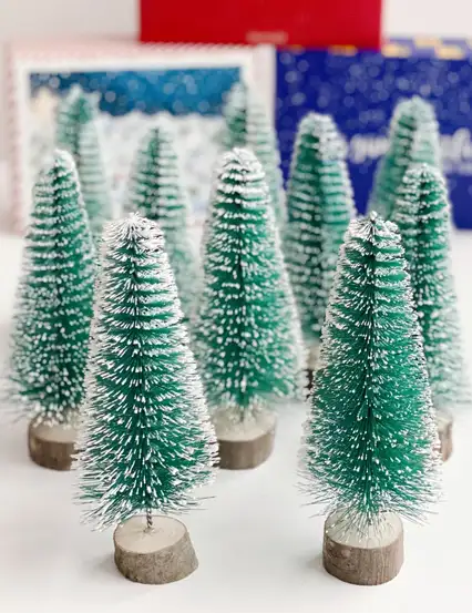 10 Adet Dekoratif Karlı Toptan Yılbaşı Mini Çam Ağacı (20cm)