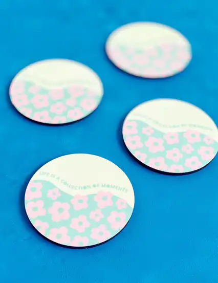 Pembe Papatyalar Her Anı Kutla Mesajlı Mint Yuvarlak Bardak Altlığı