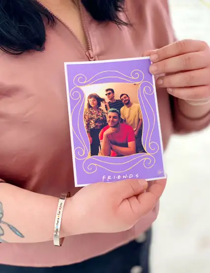Friends Dizi Çerçeve Temalı En İyi Arkadaşlara Mesajlı Hediye Kişiye Özel Fotoğraf Baskısı 13 x 18 cm