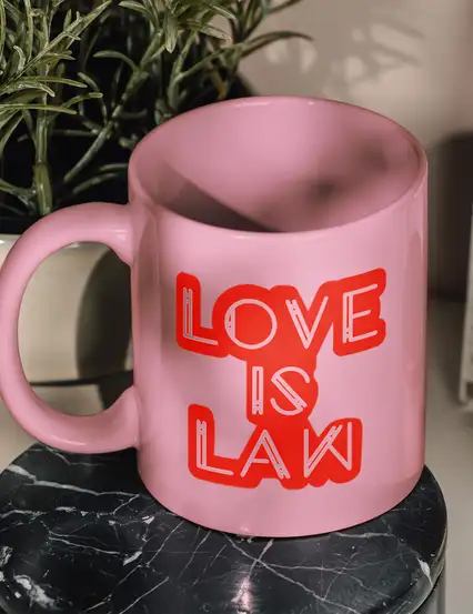 Avukat Hediyeleri - Love Is Law Avukat Hediye Pembe Kupa Bardak