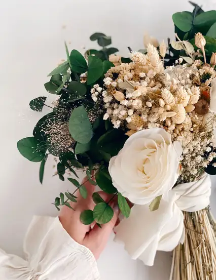 Dublin Gelin Buketi Çiçeği ve Damat Yaka Çiçeği Okaliptus Beyaz Gül