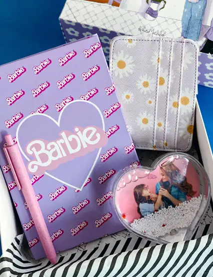 Barbie Lila Şıklığı Kişiye Özel Fotoğraflı Kar Küreli Hediye Kutusu Seti
