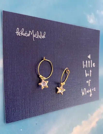 Zirkon Taşlı Minimal Yıldız Küpe ve A Little Bit of Magic Motto Kartı