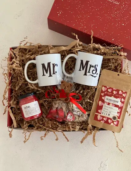 Mr & Mrs Çiftlere Özel Sevgililer Günü Hediye Kutusu Seti
