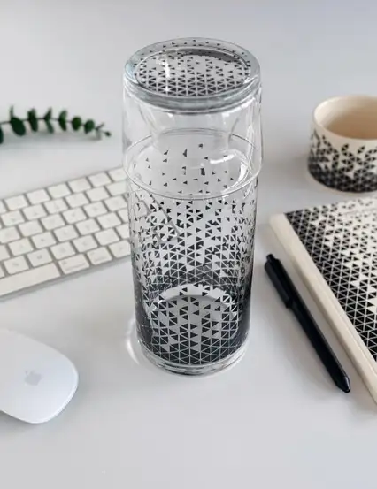 Minimalist Üçgen Bardaklı Cam Sürahi