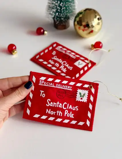 Dekoratif Yılbaşı Süsü - Kırmızı Keçe Zarf Çam Ağacı Süsü