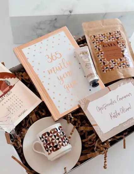 Kadın Öğretmene Şık Hediye Kutusu