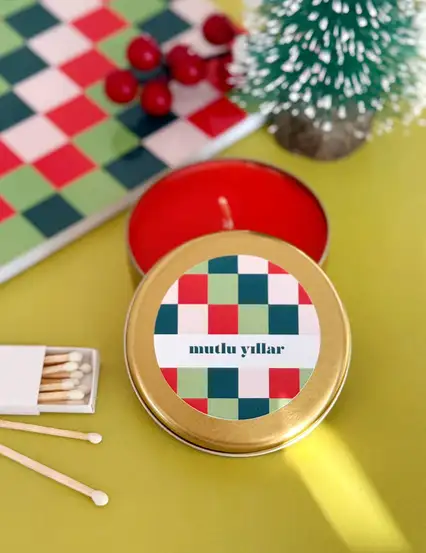 Mutlu Yıllar Damalı Yılbaşı Metal Kutuda Hediyelik Mum