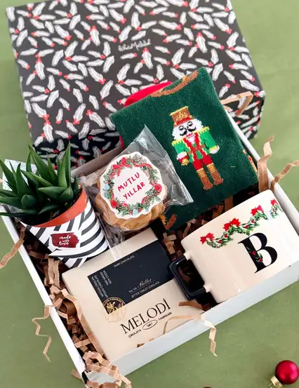 Baş Harfi Yılbaşı Hediye Kutusu