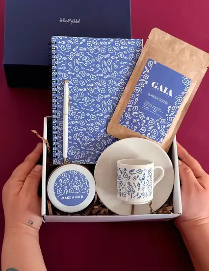 Feel Çiçekli Kadın Hediyeleri Kutusu