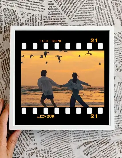 Kişiye Özel Fotoğraflı Analog Hissi Sök Tak Kare Yapışan Beyaz Çerçeve 20 x 20 cm