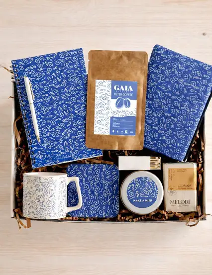 Mavi Çiçekli Hediyeler Kutusu