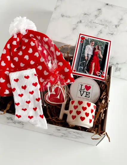 Kalpli Kırmızı Hediyeler Kutusu