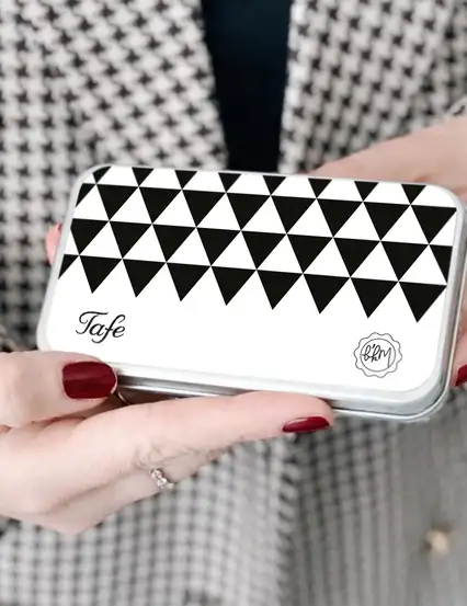 Tafe - Minimalist Üçgen Metal Kutulu Çikolata Kaplı Fıstıklı Lokum 110gr