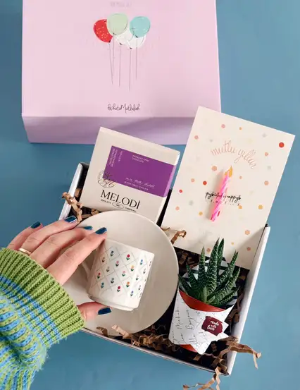 Lila Çiçekli Doğum Günü Hediyeleri Kutusu