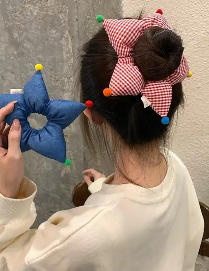 Ponpon Detaylı Konfeti Pofuduk Yıldız Simit Toka Scrunchie