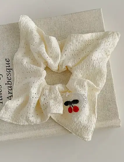 Kirazlı Düğme Detaylı Simit Toka Beyaz Scrunchie