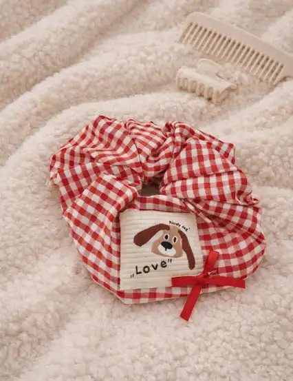 Köpekli Fiyonk Detaylı Simit Toka Kırmızı Pötikareli Scrunchie