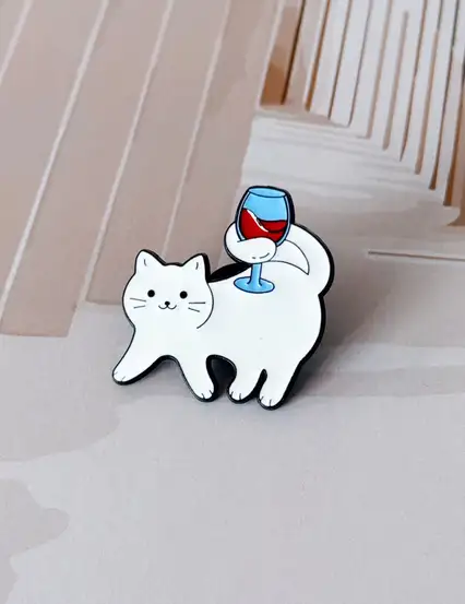 Şarap Sever Beyaz Kedi Rozet