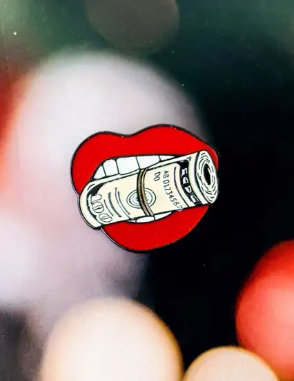 Dollar Kiss Hediye Rozet