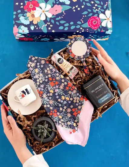 Çiçekli Baş Harf Fincanlı Hediye Kutusu