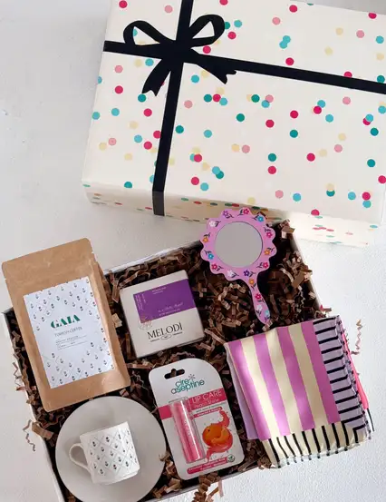 Rengarenk Çiçekli Hediyeler Kutusu