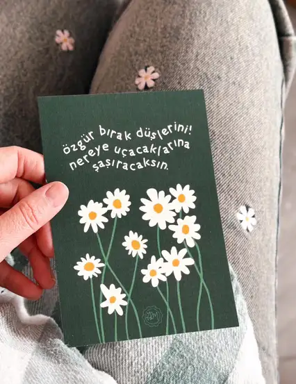 Özgür Bırak Düşlerini Papatyalı Motto Kartı Kartpostal