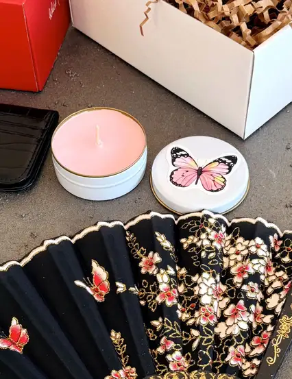 Kelebekli Metal Kutuda Hediyelik Pembe Mum