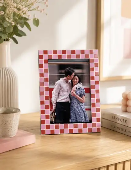 Kırmızı Damalı Renkli Dekoratif Çerçeve Ve Kişiye Özel Fotoğraf Baskısı