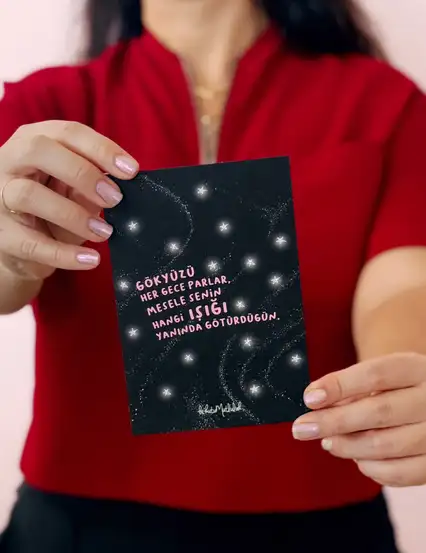 Mesele Hangi Işığı Yanında Götürdüğün Yıldızlı Motto Kartı Kartpostal