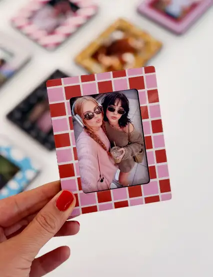 Kırmızı Pembe Damalı Magnet Çerçeve Ve Kişiye Özel 4'lü Mini Fotoğraf Baskısı 6x9 cm