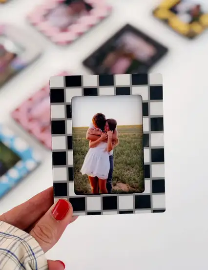Siyah Beyaz Damalı Magnet Çerçeve Ve Kişiye Özel 4'lü Mini Fotoğraf Baskısı 6x9 cm