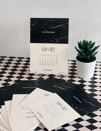 2027 Siyah Mermer Mottolu Masa Takvimi