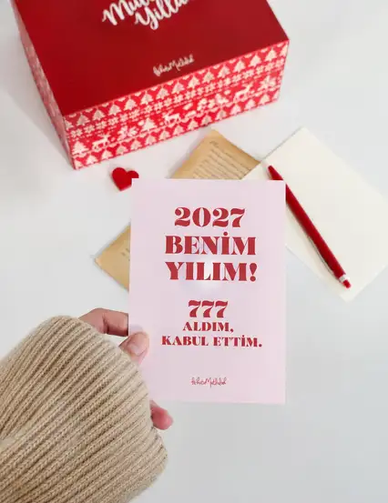 2027 Benim Yılım Aldım Kabul Ettim 777 Manifestli Yılbaşı Motto Kartı