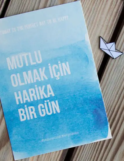 "Mutlu Olmak için Harika Bir Gün" Motto Kartı (Mavi) Kartpostal