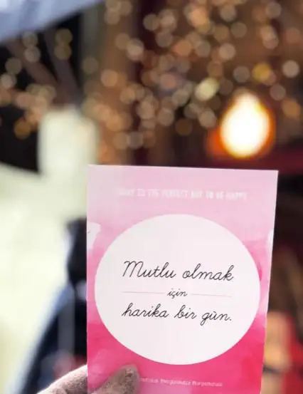 Mutlu Olmak İçin Harika Bir Gün Motto Kartı (Pembe) Kartpostal