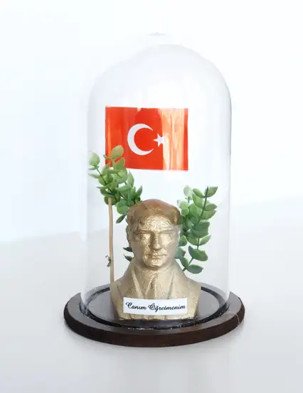 Fanusta Atatürk Büstü Canım Öğretmenim