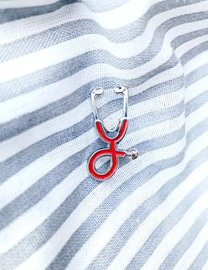 Kırmızı Steteskop Doktor Rozet