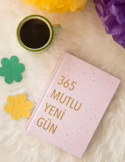 Bikutumutluluk Pembe 365 Mutlu Yeni Gün Ajandası (Tarihsiz Ajanda) İlk Göz Ağrısı